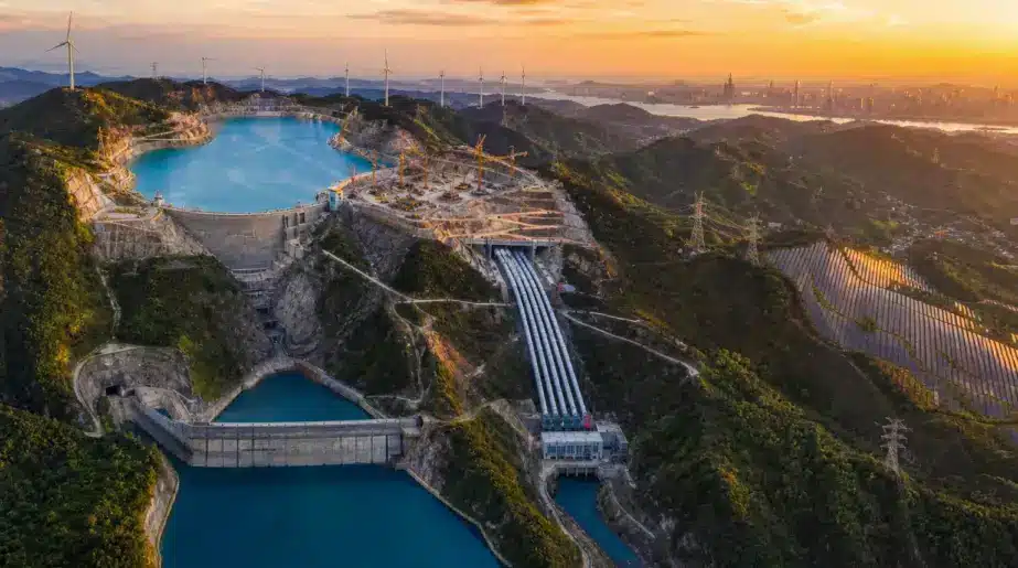 En Chine, les chantiers de réservoirs se multiplient depuis cinq ans : ils servent à garder l’électricité quand le réseau en manque