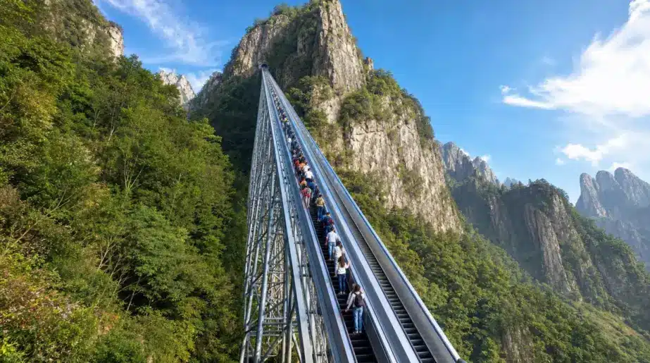 En Chine, un escalator de près d’un kilomètre grimpe à flanc de montagne : 21 minutes de trajet et le ciel pour plafond
