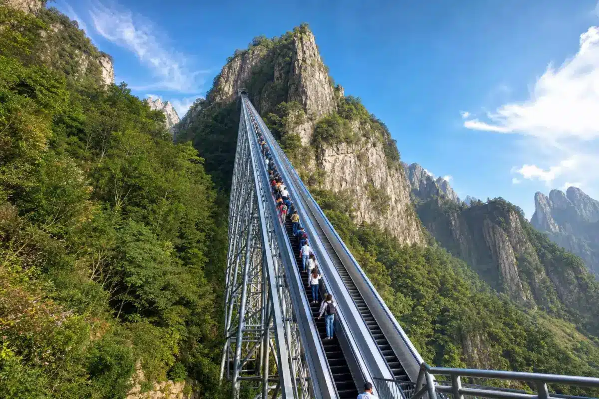 En Chine, un escalator de près d’un kilomètre grimpe à flanc de montagne : 21 minutes de trajet et le ciel pour plafond