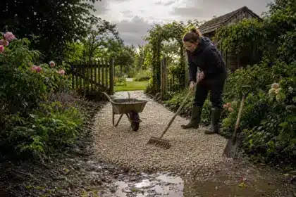 En trois heures, elle rend son terrain beaucoup plus praticable après la pluie : « Depuis, je n’ai plus une seule flaque »