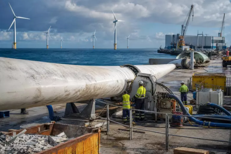 Éoliennes en mer : ce qui arrive aux pales usées, et pourquoi c’est un casse-tête pour les industriels