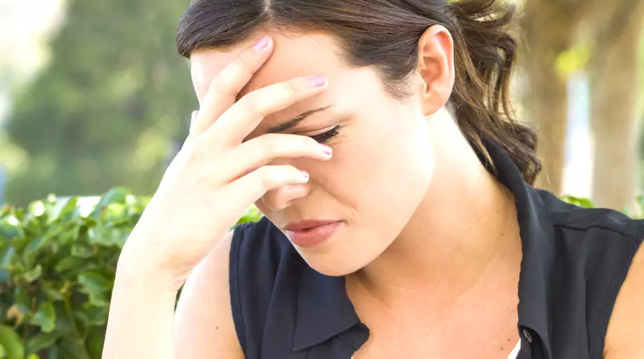 Fatigue émotionnelle silencieuse : ces signes discrets que beaucoup ignorent alors que le corps tire la sonnette d’alarme