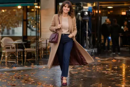 Fini les sneakers blanches : Faustine Bollaert adopte ce modèle de chaussures singulier et élégant qui s’annonce comme la star de l’automne