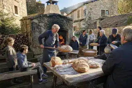 Gérard, 67 ans, a remis en état le four à pain de son village fermé depuis 50 ans : aujourd’hui, tout le hameau s’y retrouve le dimanche