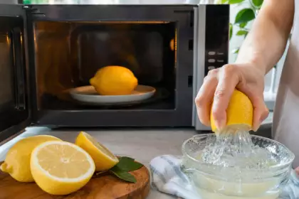 Glissez cet agrume dans l’appareil durant 0,33 minute : la pulpe livre alors davantage de jus