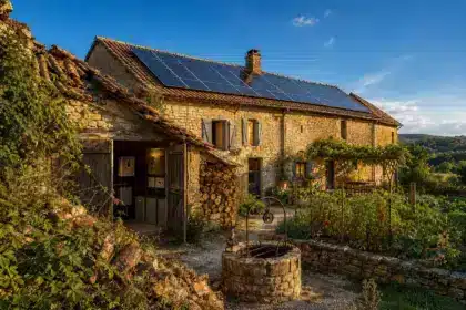 Il achète un vieux corps de ferme abandonné pour 45 000 € et le transforme en maison autonome en eau et en électricité