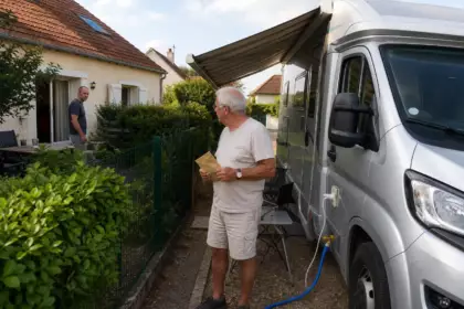 Il branche son camping-car à l’eau et à l’électricité derrière son portail : voici pourquoi la loi ne lui donne pas raison