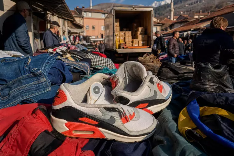 Il glisse un AirTag dans ses baskets données à la Croix-Rouge : 1 250 km plus tard, elles finissent dans un endroit qu’il n’imaginait pas