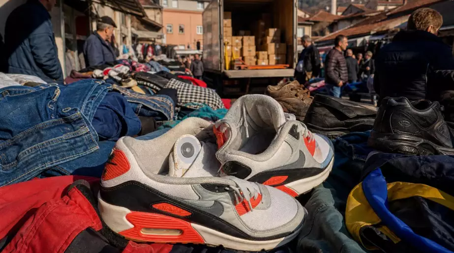 Il glisse un AirTag dans ses baskets données à la Croix-Rouge : 1 250 km plus tard, elles finissent dans un endroit qu’il n’imaginait pas