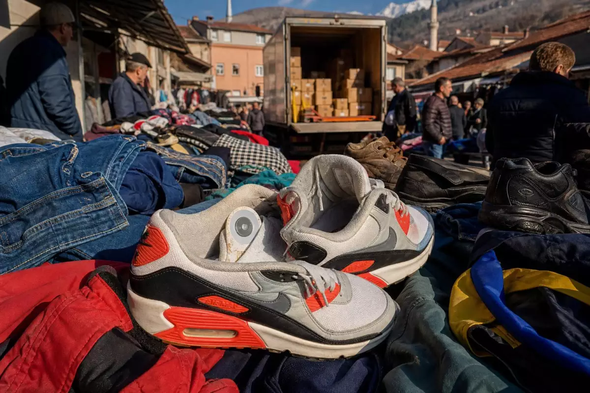 Il glisse un AirTag dans ses baskets données à la Croix-Rouge : 1 250 ...