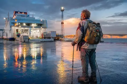 Il marche autour du monde depuis 28 ans et se retrouve bloqué à Calais : voici la solution qu’il a trouvée pour finir son périple