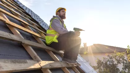 Il nettoyait sa toiture chaque automne sans se douter de ce que ce geste provoquait réellement