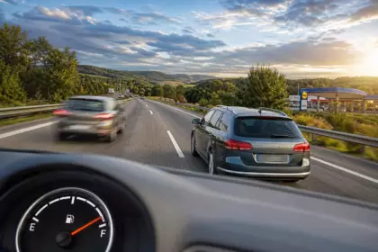 Il roule à 110 km/h au lieu de 130 sur l’autoroute pour consommer moins : sur un trajet de 450 kilomètres, ce choix ne lui coûte que 22 minutes