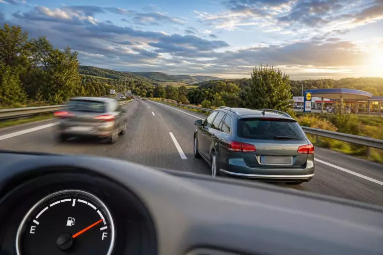 Il roule à 110 km/h au lieu de 130 sur l’autoroute pour consommer moins : sur un trajet de 450 kilomètres, ce choix ne lui coûte que 22 minutes