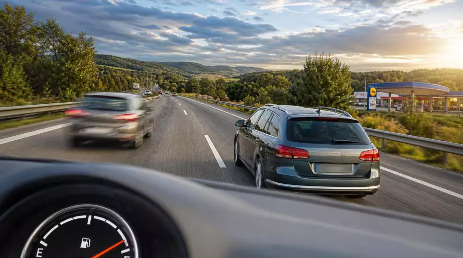 Il roule à 110 km/h au lieu de 130 sur l’autoroute pour consommer moins : sur un trajet de 450 kilomètres, ce choix ne lui coûte que 22 minutes