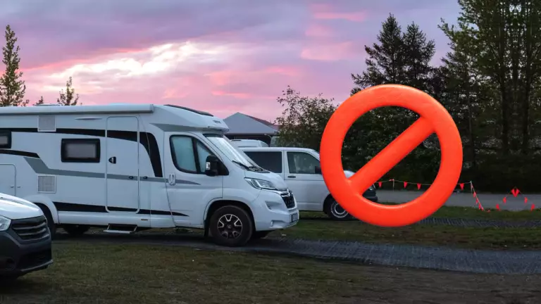 Il stationne son camping-car sur son propre terrain pendant des semaines : le signalement d’un voisin révèle le moment très précis où la mairie peut enfin intervenir