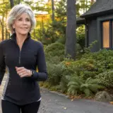 Jane Fonda, 88 ans : « J’évite la dépression grâce à l’exercice, je dors 8 heures par nuit et je marche beaucoup »