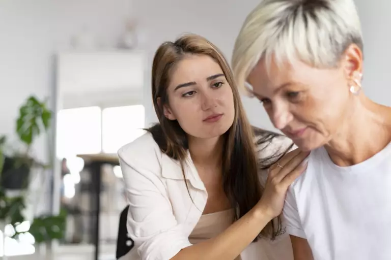 Julie se tait à chaque repas de famille pour éviter la dispute : ce que les psychologues voient derrière ce silence