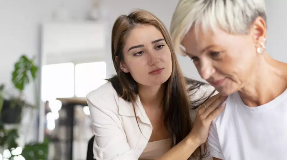 Julie se tait à chaque repas de famille pour éviter la dispute : ce que les psychologues voient derrière ce silence