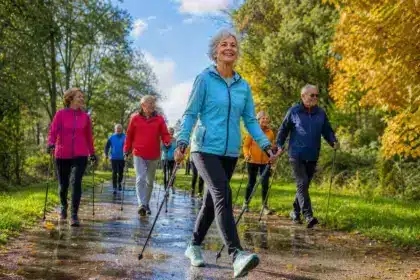 La marche nordique séduit des milliers de retraités : ce qu’elle apporte de plus que la marche classique