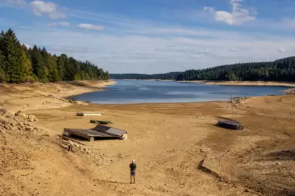 Lac de Vassivière : le niveau de l’eau baisse comme jamais et laisse apparaître des bandes de terre là où l’on se baignait