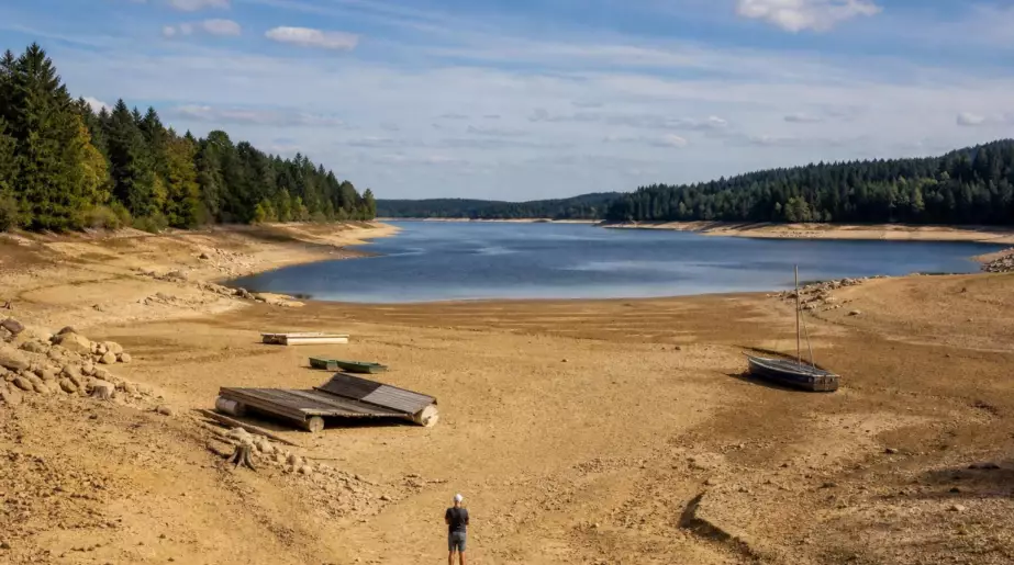 Lac de Vassivière : le niveau de l’eau baisse comme jamais et laisse apparaître des bandes de terre là où l’on se baignait