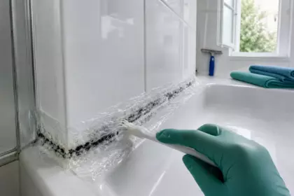 Laissez cette crème agir 24 heures sur le silicone taché : ce réflexe limite le frottage