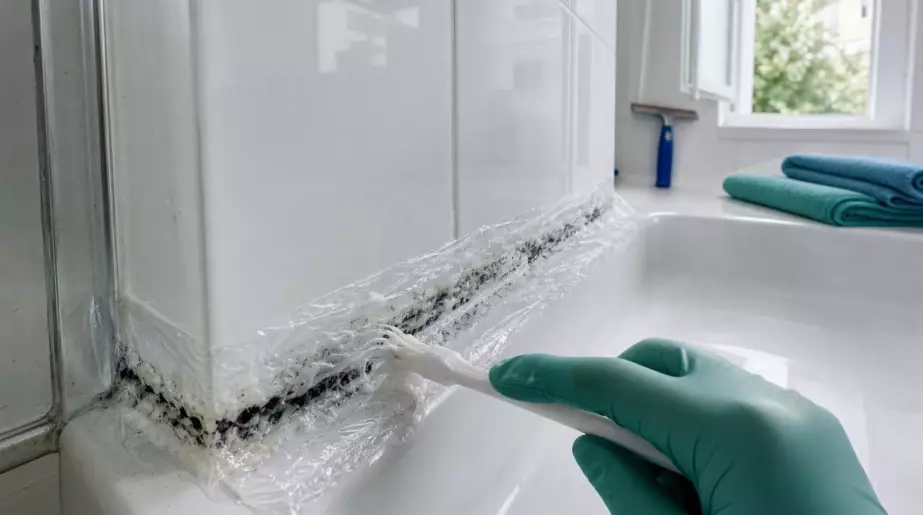 Laissez cette crème agir 24 heures sur le silicone taché : ce réflexe limite le frottage
