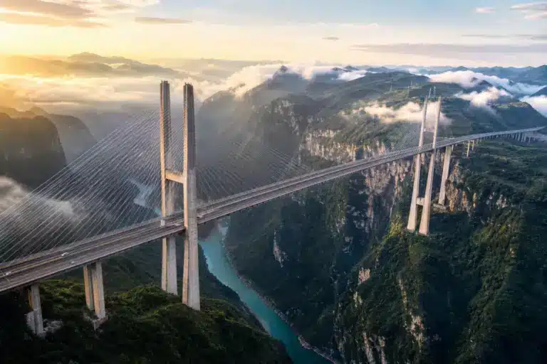 Le pont le plus haut du monde culmine à 565 mètres au-dessus d’une rivière chinoise, une folie d’ingénierie
