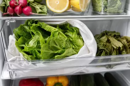 Le torchon : l’astuce toute simple pour garder la salade croquante plus longtemps