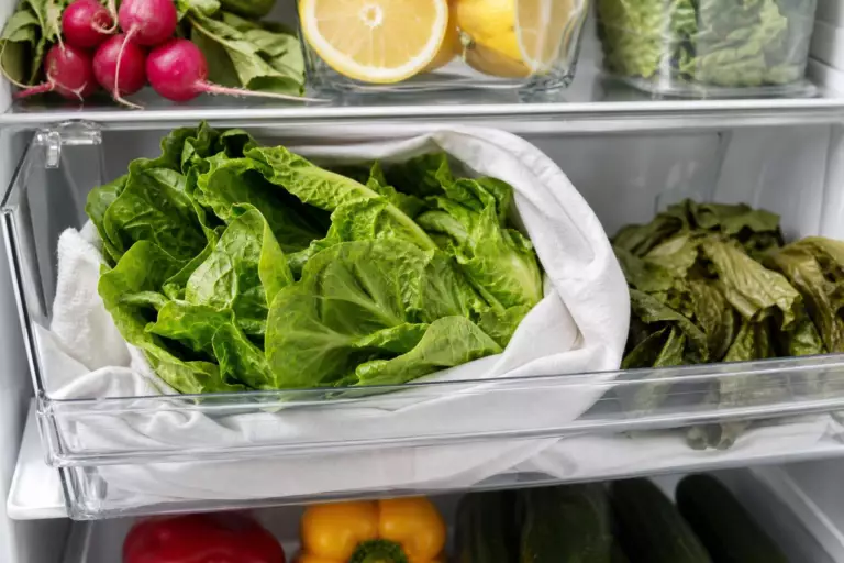 Le torchon : l’astuce toute simple pour garder la salade croquante plus longtemps