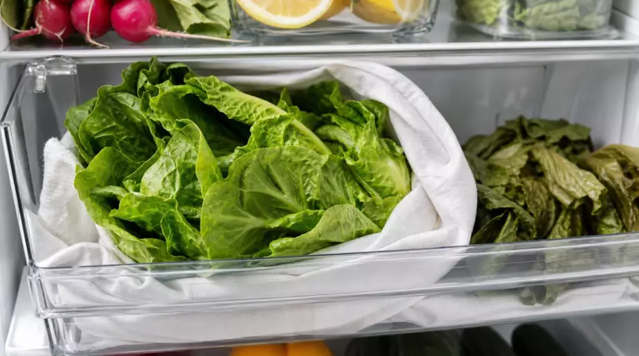 Le torchon : l’astuce toute simple pour garder la salade croquante plus longtemps