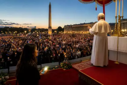 Léon XIV place de la Concorde devant près de 700 000 fidèles : le pape met en garde contre « les biens matériels » et « les satisfactions immédiates »
