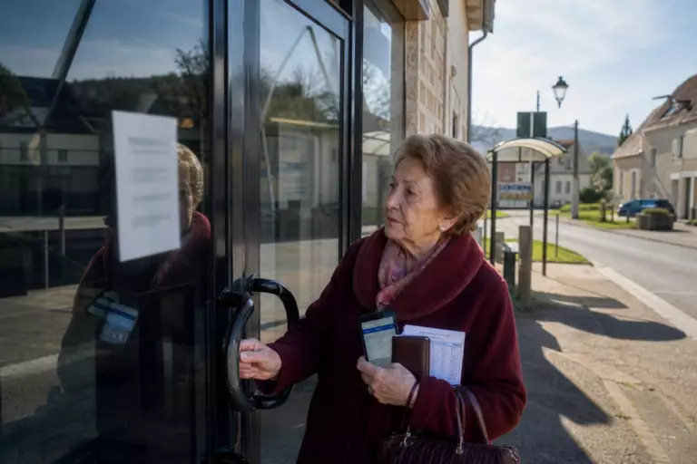 Les agences bancaires ferment les unes après les autres : ce que cela change pour les clients les plus âgés