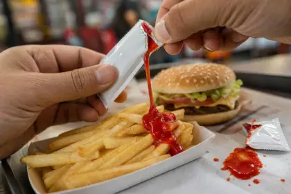 Les encoches sur les sachets de sauce : le mode d’emploi que personne n’a jamais lu