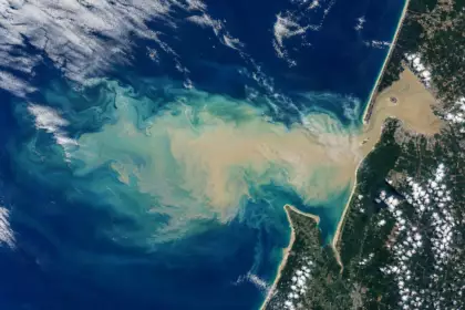 Les images satellites viennent de révéler quelque chose d’énorme près de la côte française… et personne n’en parle encore