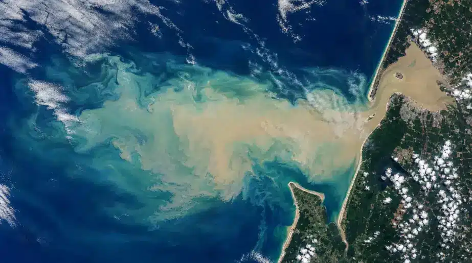 Les images satellites viennent de révéler quelque chose d’énorme près de la côte française… et personne n’en parle encore