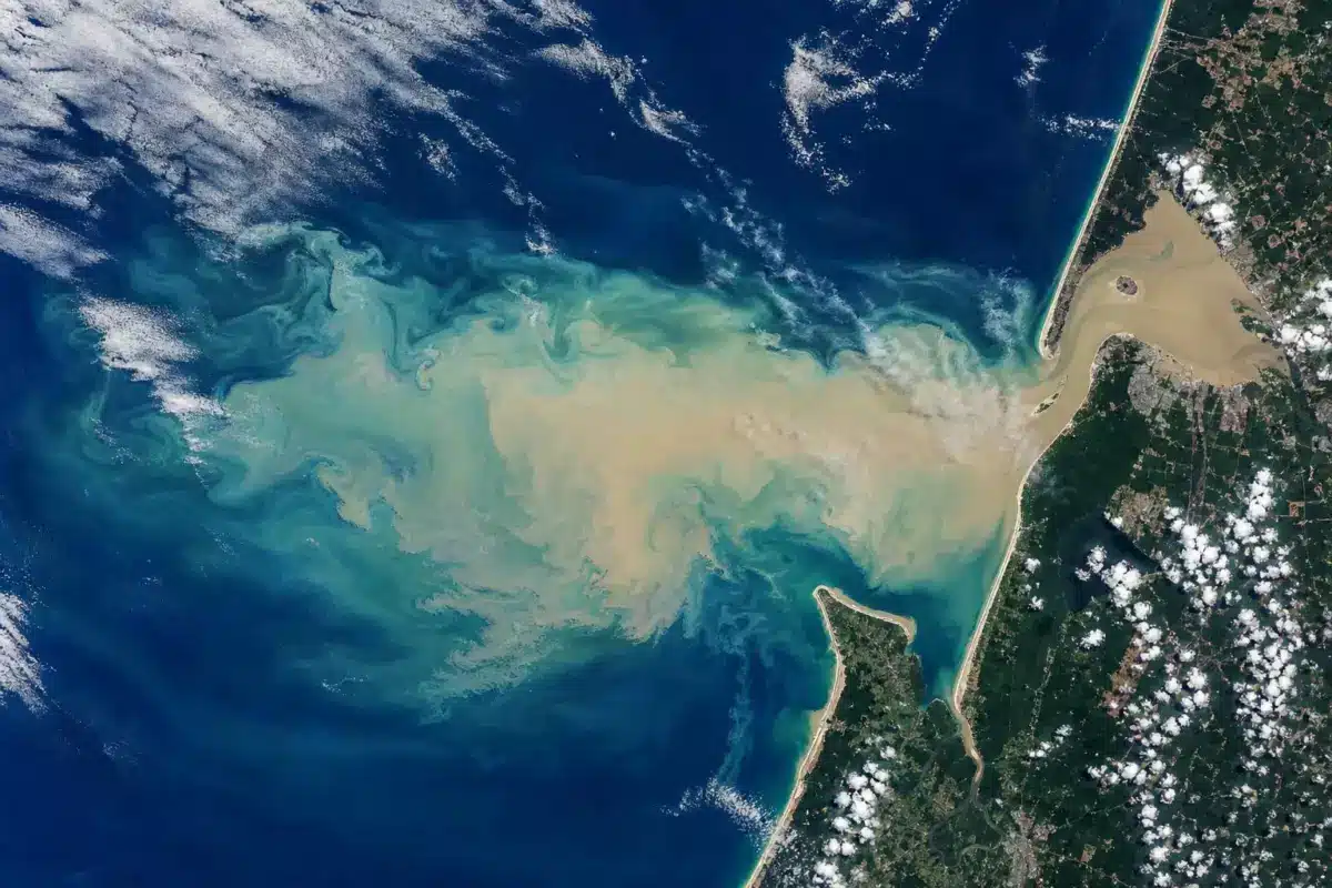 Les images satellites viennent de révéler quelque chose d’énorme près de la côte française… et personne n’en parle encore