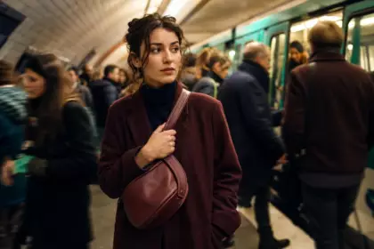 Les personnes qui portent toujours leur sac en bandoulière : voici ce que ce simple geste révèle selon la psychologie
