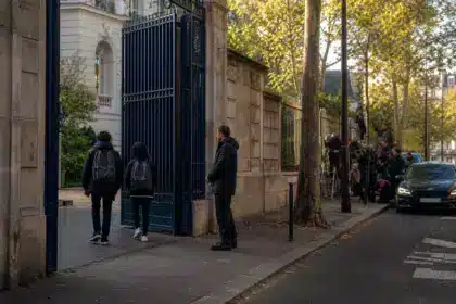 Lila et Léon, les enfants de Jamel Debbouze et Mélissa Theuriau : pourquoi leur collège parisien a aménagé leurs horaires