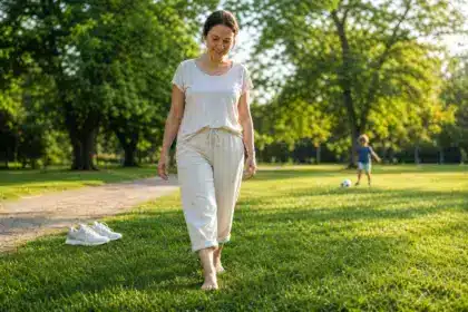 Marcher pieds nus dans l’herbe : ce qu’en disent les kinés, et combien de temps suffit