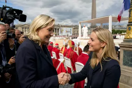 Messe du pape Léon XIV à la Concorde : Marine Le Pen et sa nièce Marion Maréchal se saluent chaleureusement devant les caméras