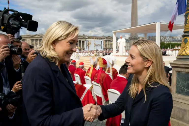 Messe du pape Léon XIV à la Concorde : Marine Le Pen et sa nièce Marion Maréchal se saluent chaleureusement devant les caméras