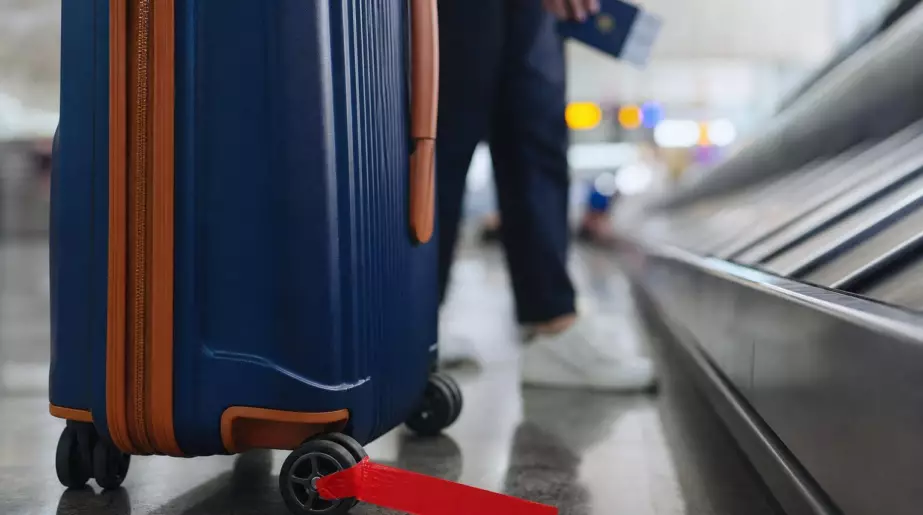 Mettre du ruban adhésif sur les roulettes de sa valise : pourquoi tout le monde le recommande autant et quel est l’effet ?