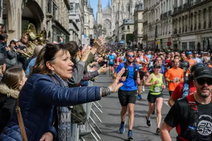 Michèle cherche trois proches parmi les coureurs : la foule transforme les rues rouennaises en tribunes