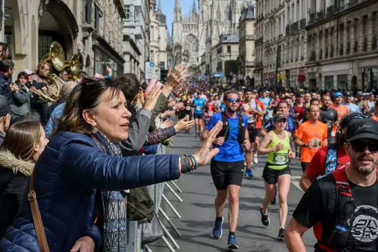 Michèle cherche trois proches parmi les coureurs : la foule transforme les rues rouennaises en tribunes