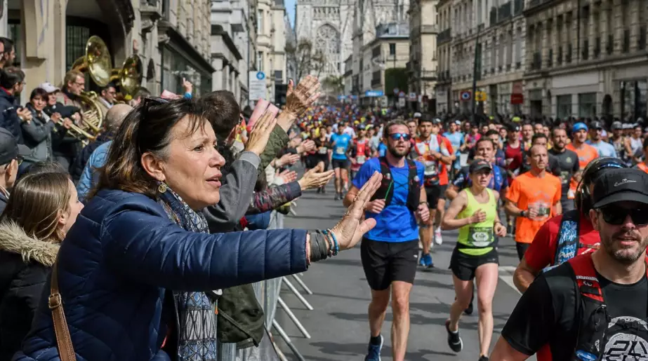 Michèle cherche trois proches parmi les coureurs : la foule transforme les rues rouennaises en tribunes