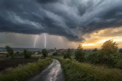 Orages ce dimanche : 61 départements menacés par la foudre, voici les zones les plus exposées