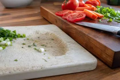 Planche de cuisine rayée : l’astuce simple pour la garder plus longtemps