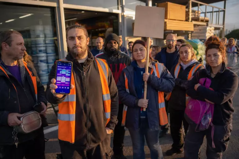 Plannings décidés par une IA, salaires en berne : pourquoi la moitié des salariés de ce Brico Dépôt de l’Ariège ont fait grève